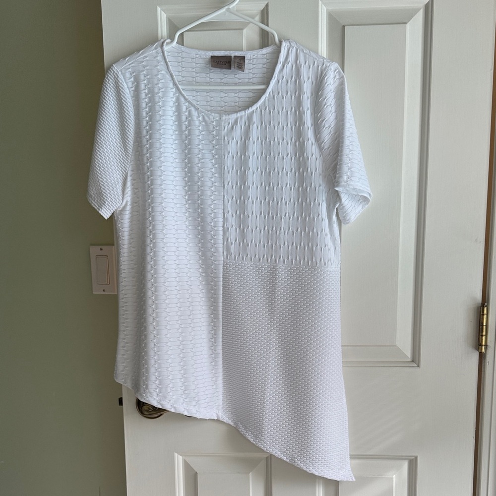Chico's White Textured Asymmetrical Blouse (Easywear by Chicos)